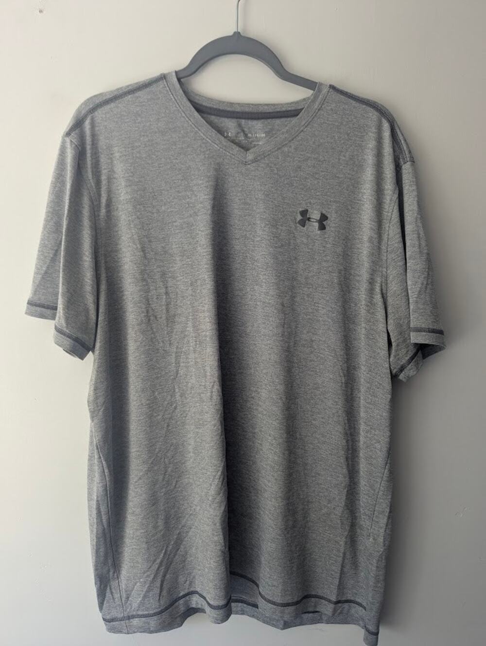Under Armour HeatGear V-Neck T-Shirt Men’s XL Gray Athletic Workout Gym Tee